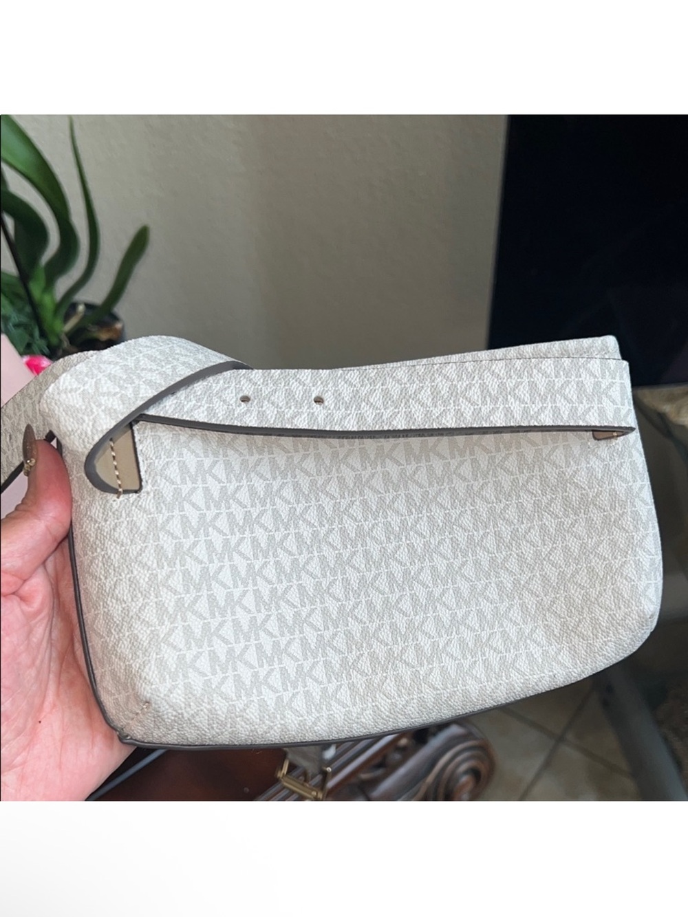 Like new condition, Michael Michael Kors belt bag S/M - Picture 6 of 12